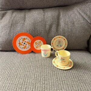 Aluminum Specialty Chilton play dishes. 3 small plates, 1 large plate and 2 cups